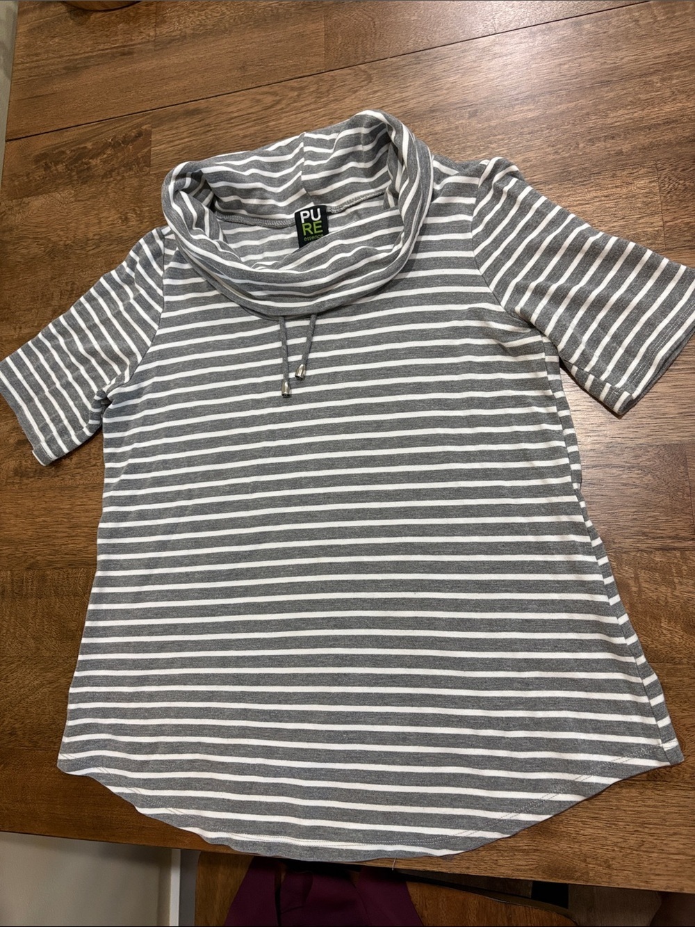 Pure Essence Cowl Neck Short Sleeve womens Pullover Top. Medium. Gray & white